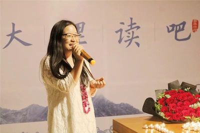 誦讀經(jīng)典愛情詩(shī)文,百余人在大理讀吧共度七夕浪漫時(shí)光